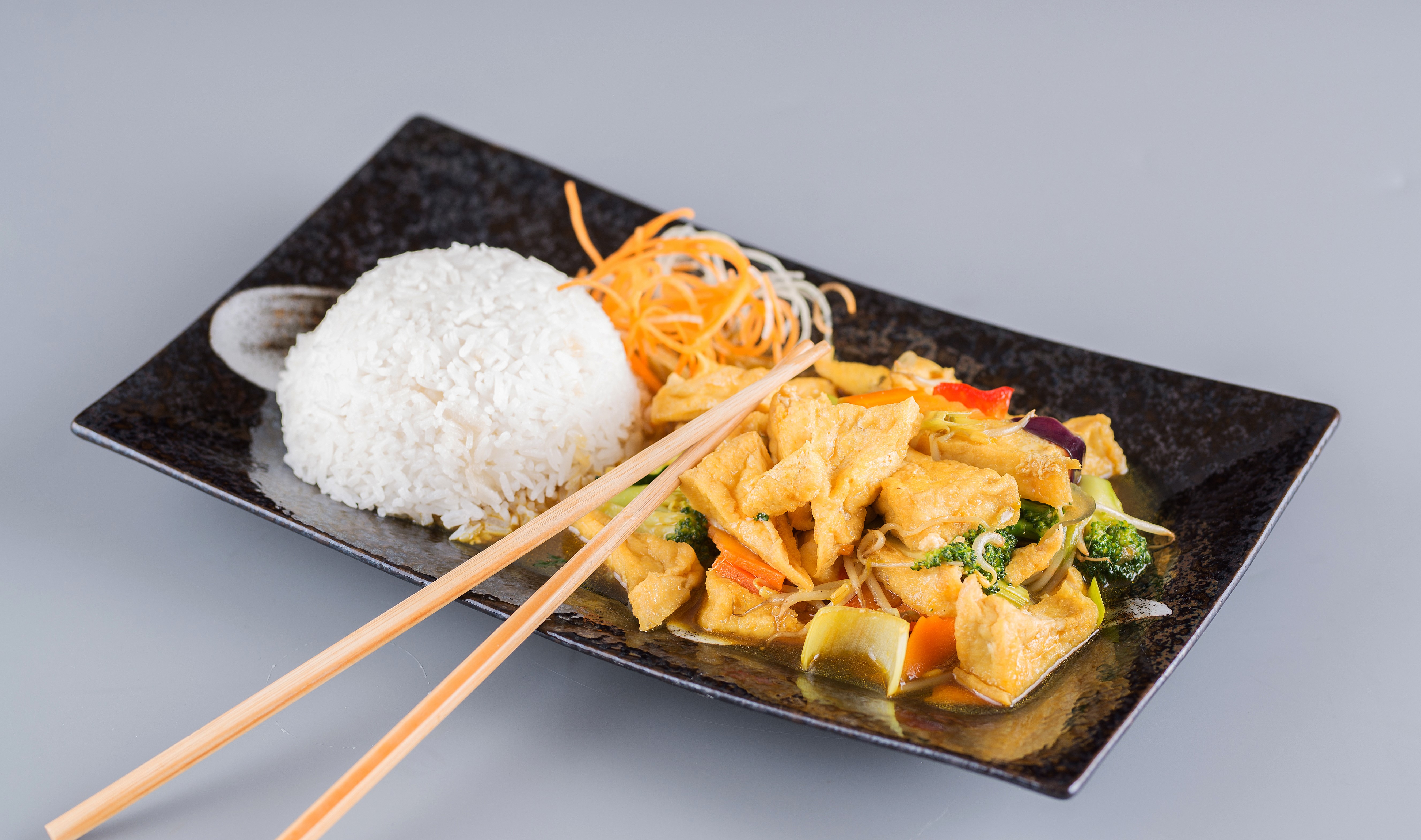 Restované tofu s domácí omáčkou, zeleninou a rýží - asijská restaurace VT6