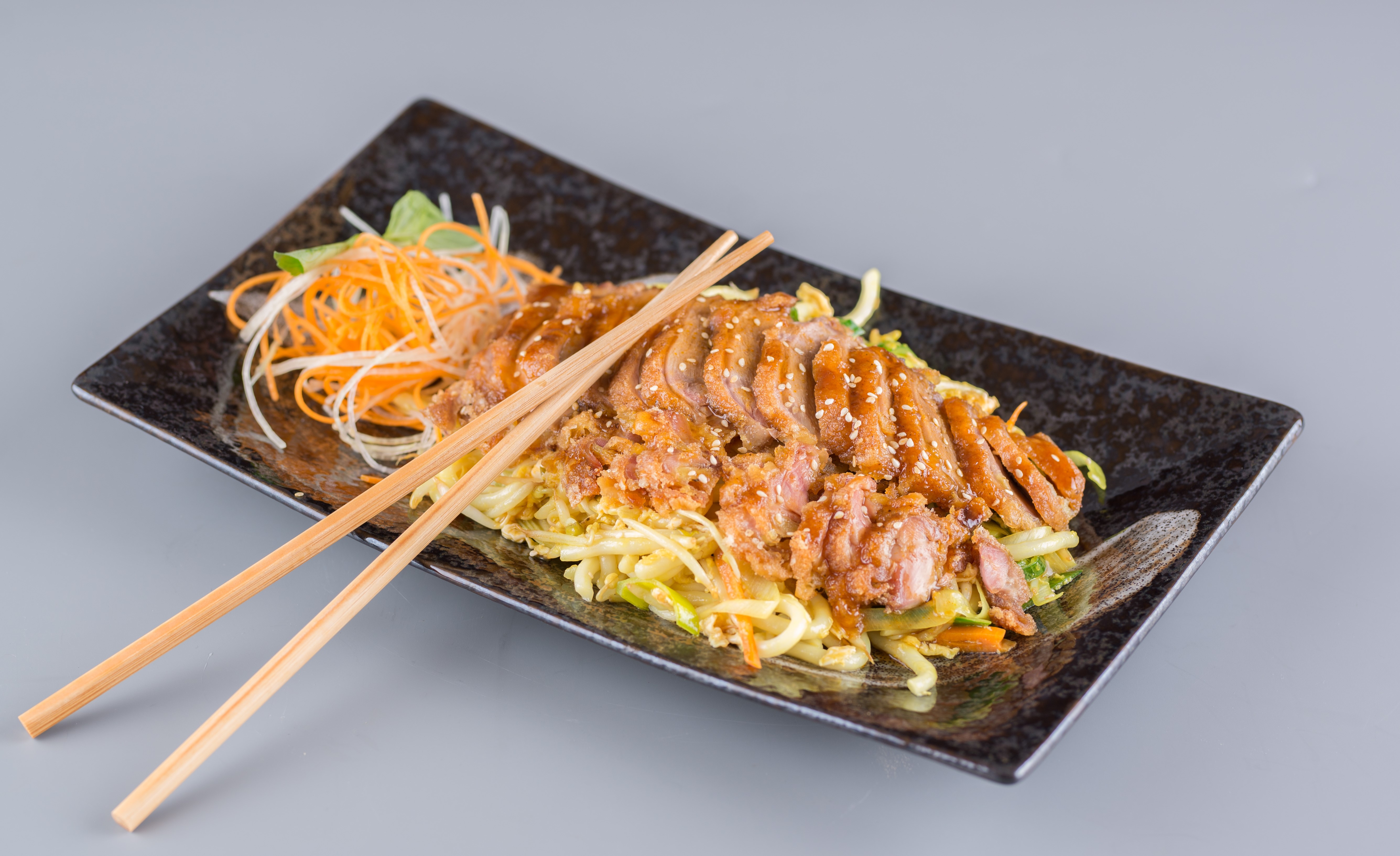 Restované udon nudle s křupavou kachnou, zeleninou a Hoisin omáčkou - asijská restaurace VT6