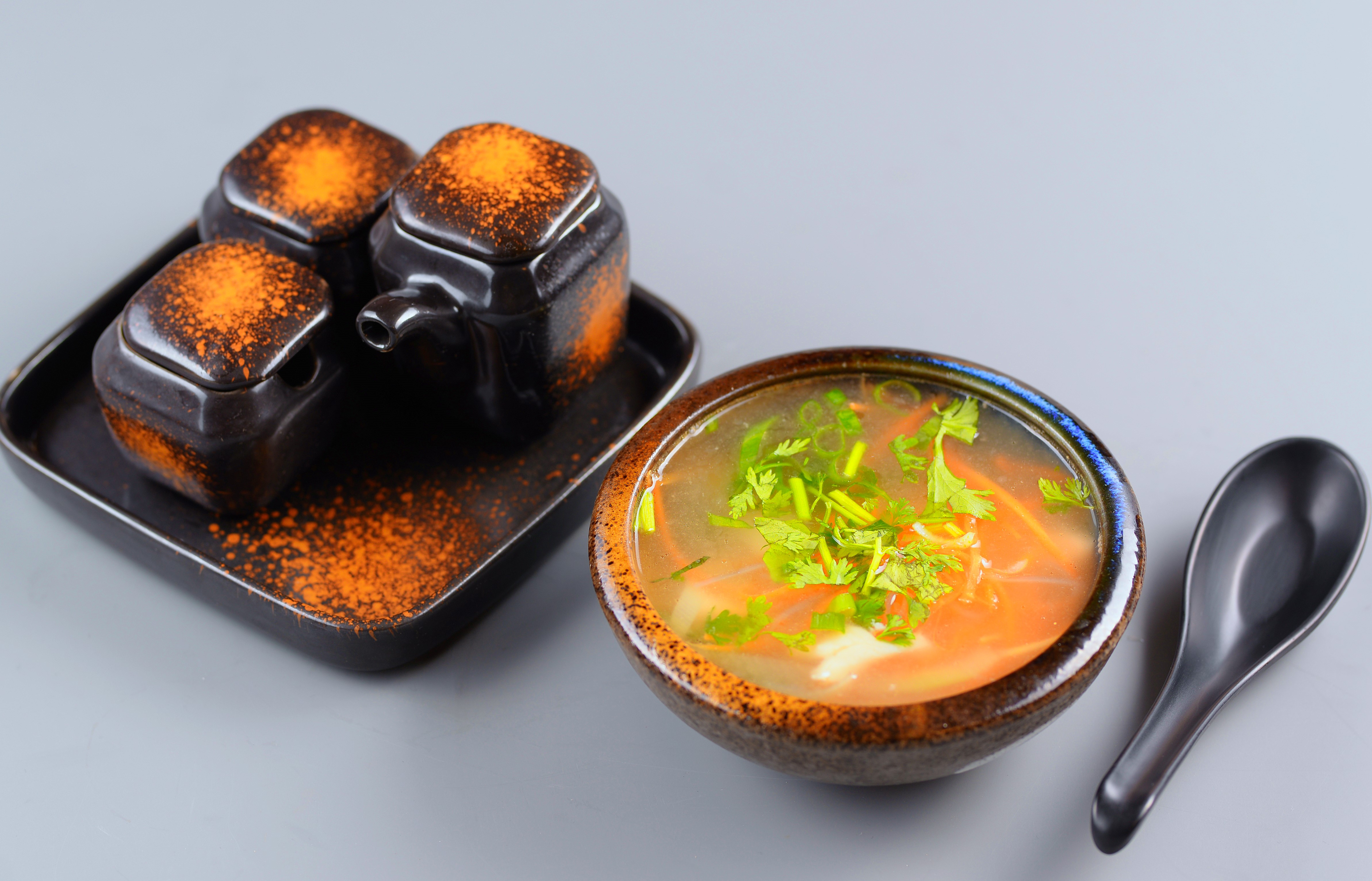 Kuřecí polévka se skleněnými nudlemi - asijská restaurace VT6