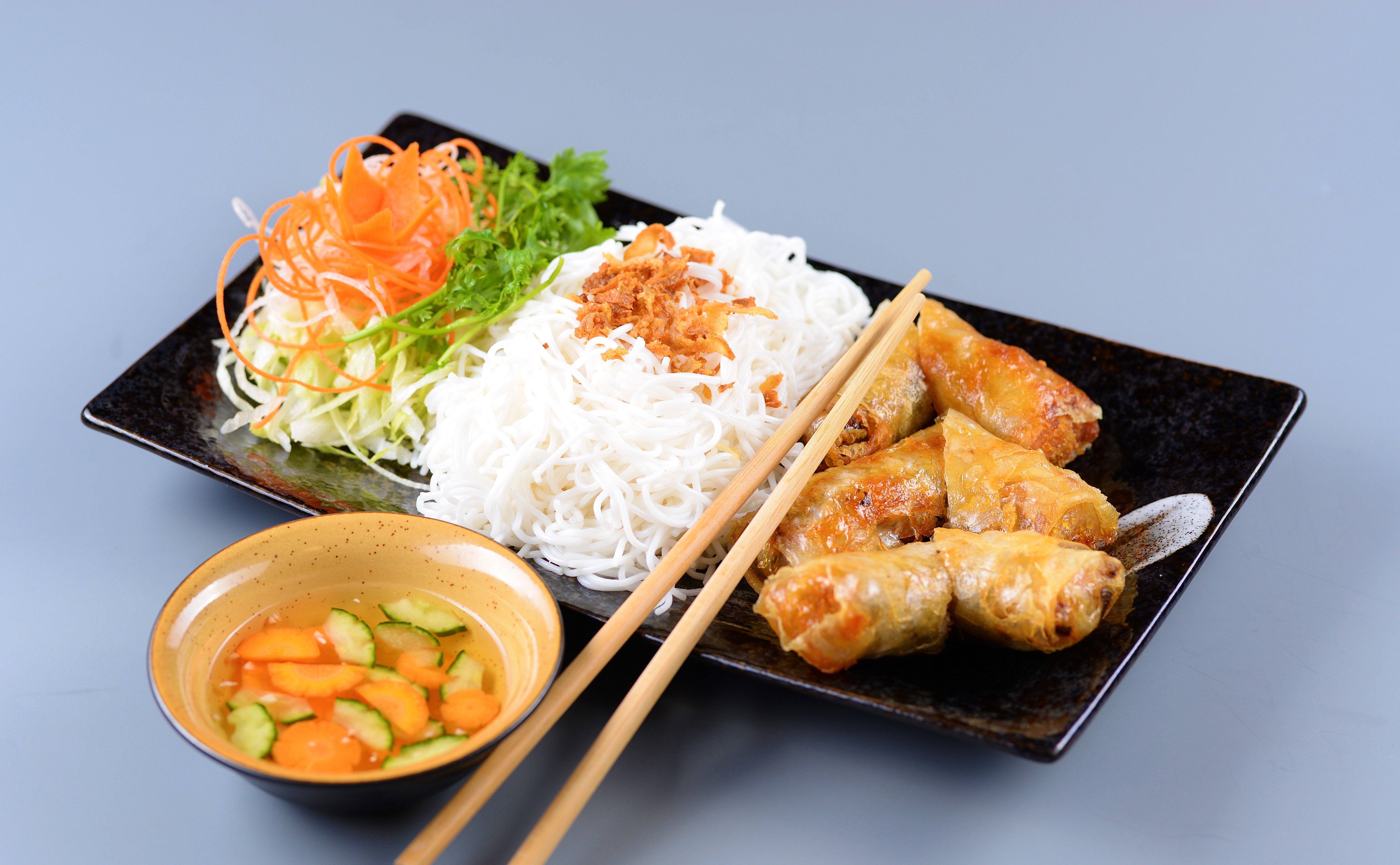 BÚN NEM RÁN - Smažené závitky s kulatými rýžovými nudlemi
                        a rybí omáčkou - asijská restaurace VT6