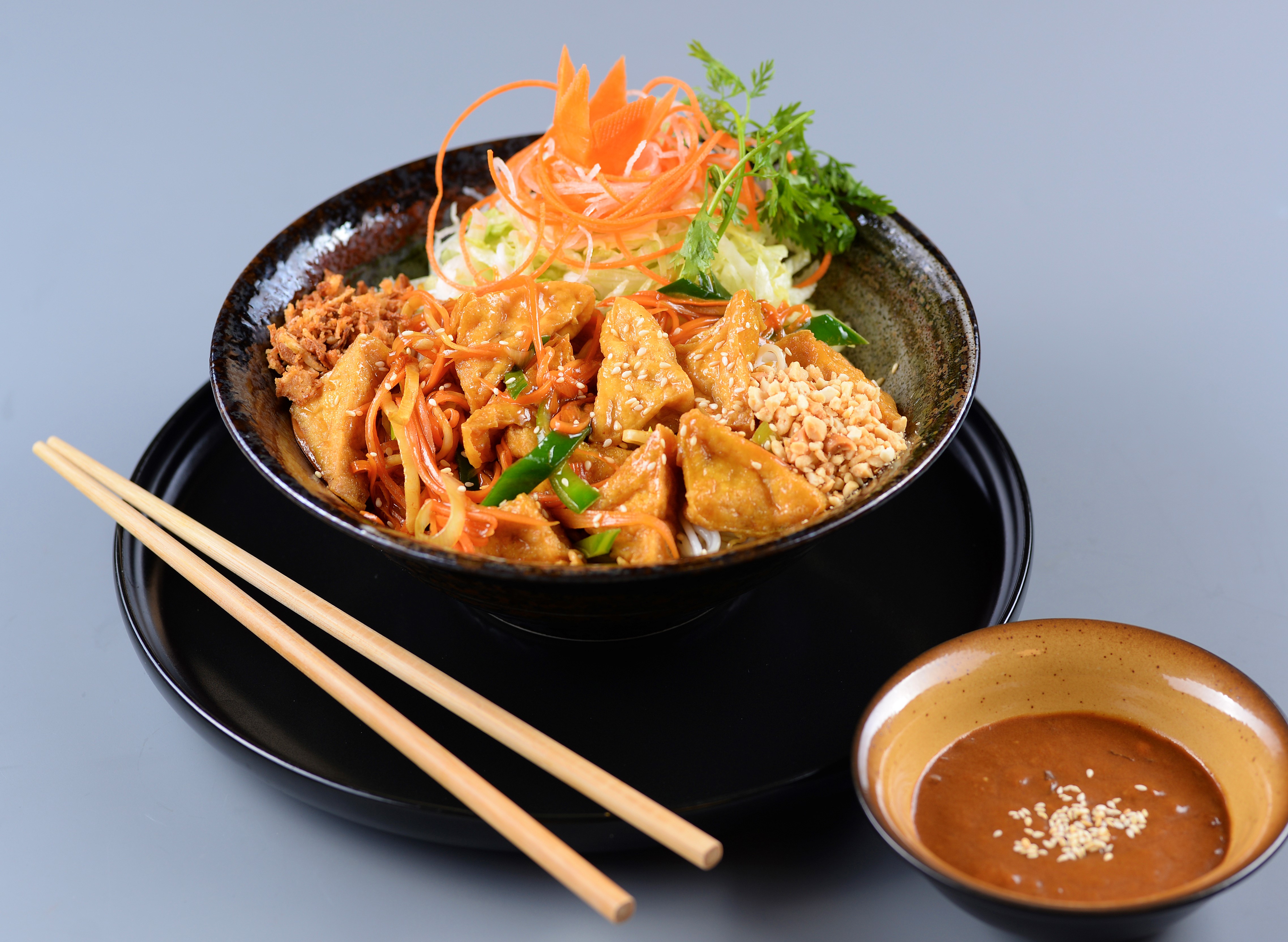 BÚN TOFU - Kulaté rýžové nudle s tofu a arašídovou omáčkou - asijská restaurace VT6