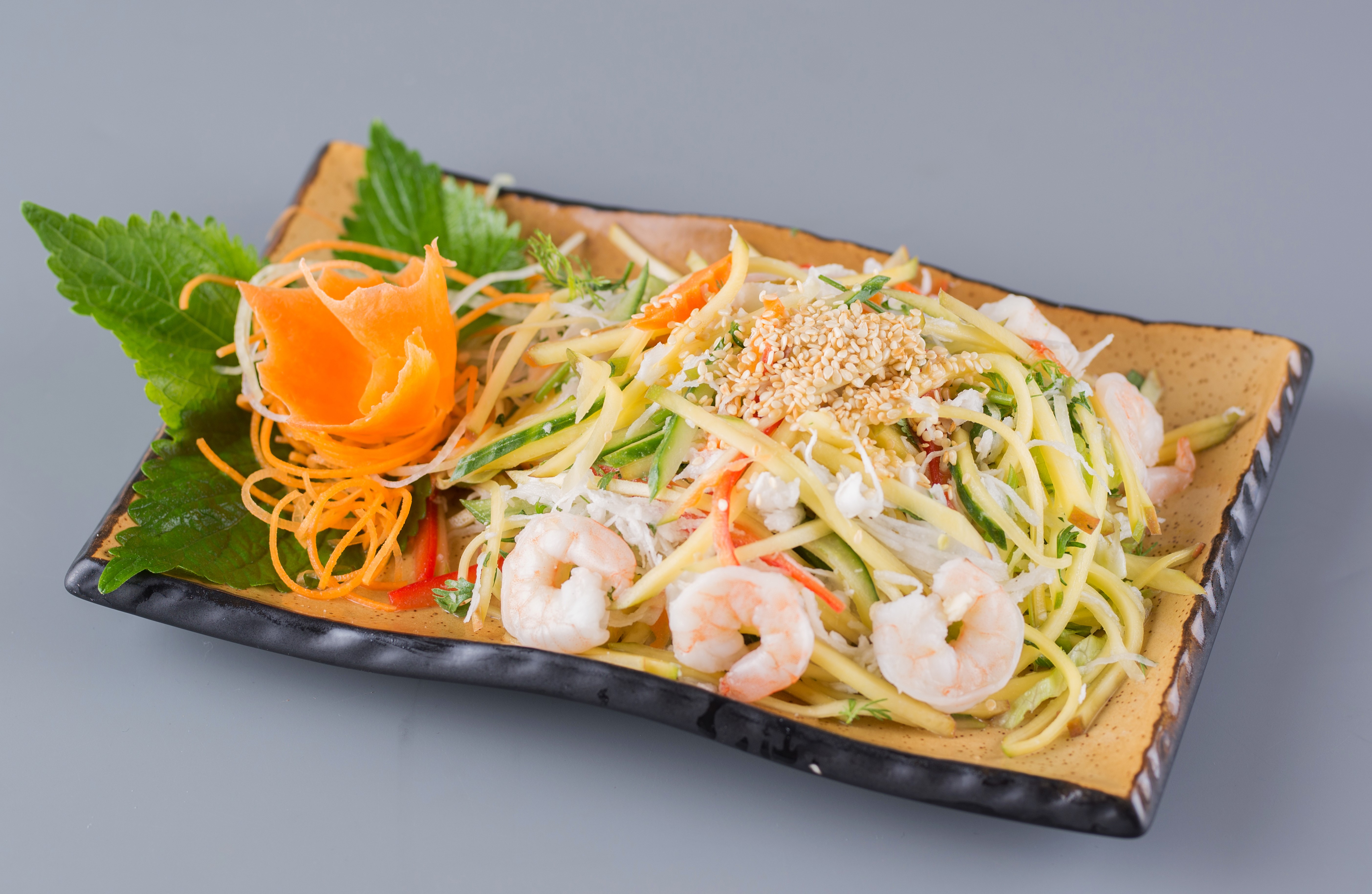 Salát s krevetami, mangem a kokosem - asijská restaurace VT6
