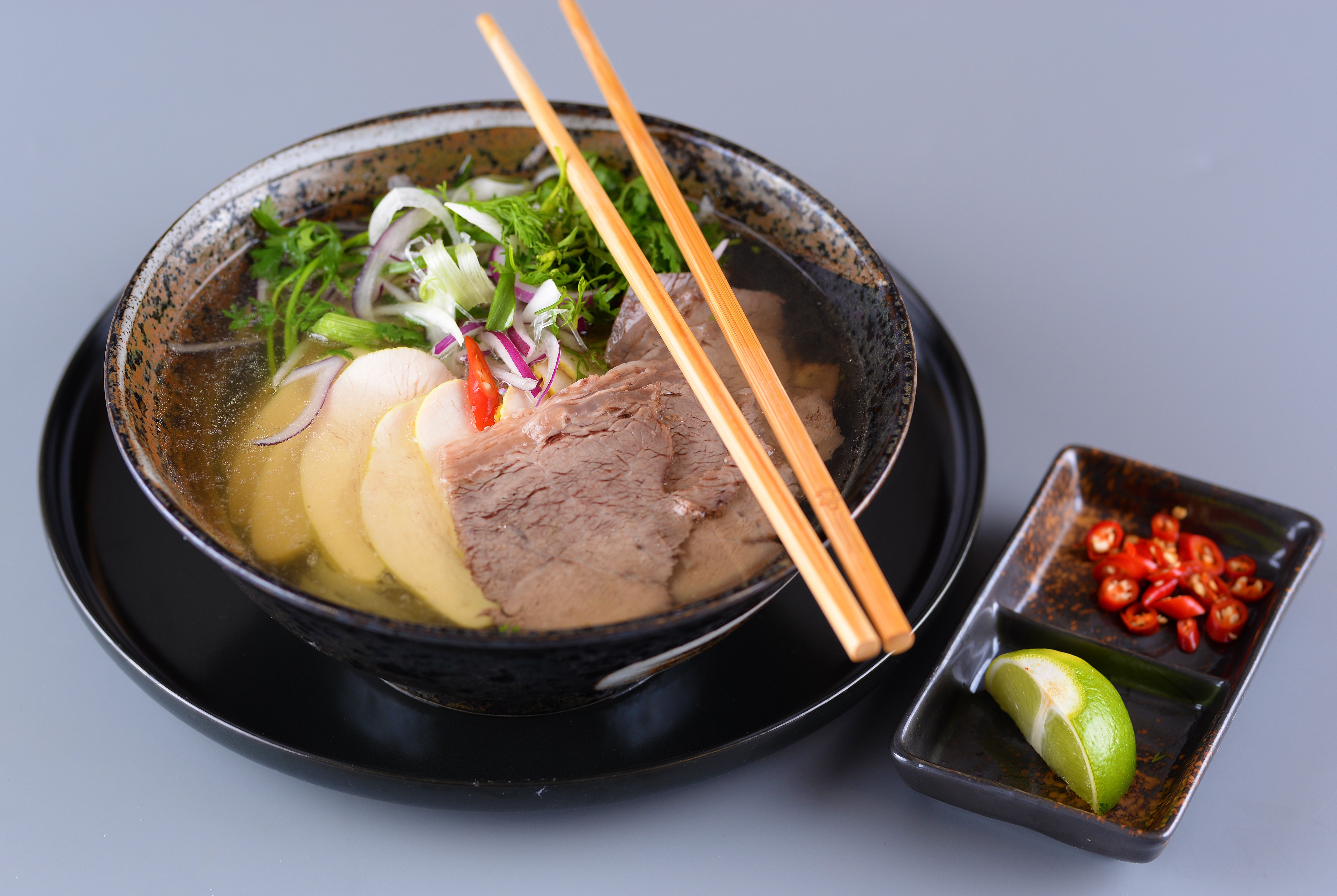 Polévka phở s plochými rýžovými nudlemi s kuřecím / hovězím masem / tofu - asijská restaurace VT6