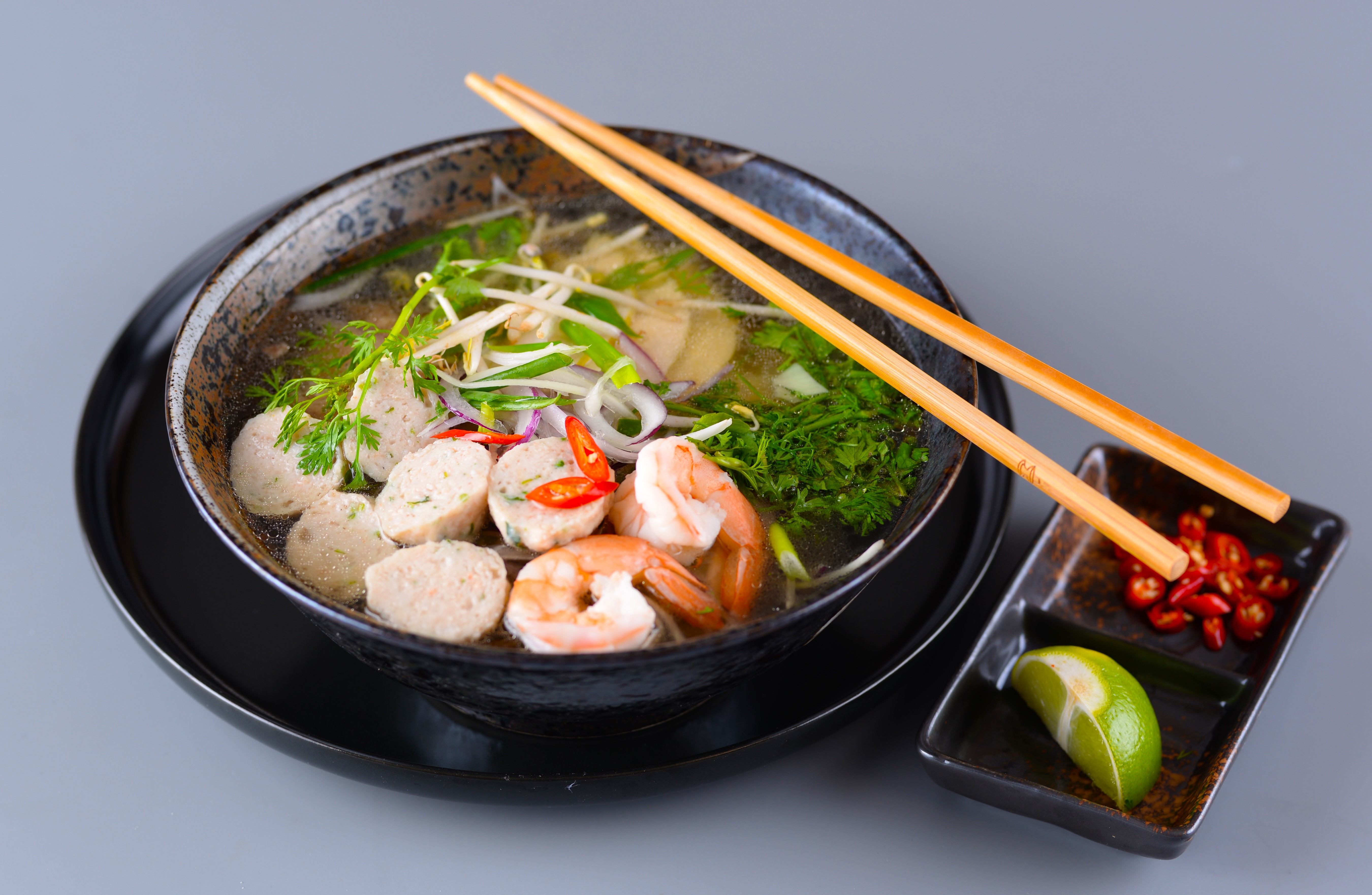 Speciální polévka phở VT6 s kuřecím, hovězím masem,
                        krevetami a masovými koulemi - asijská restaurace VT6