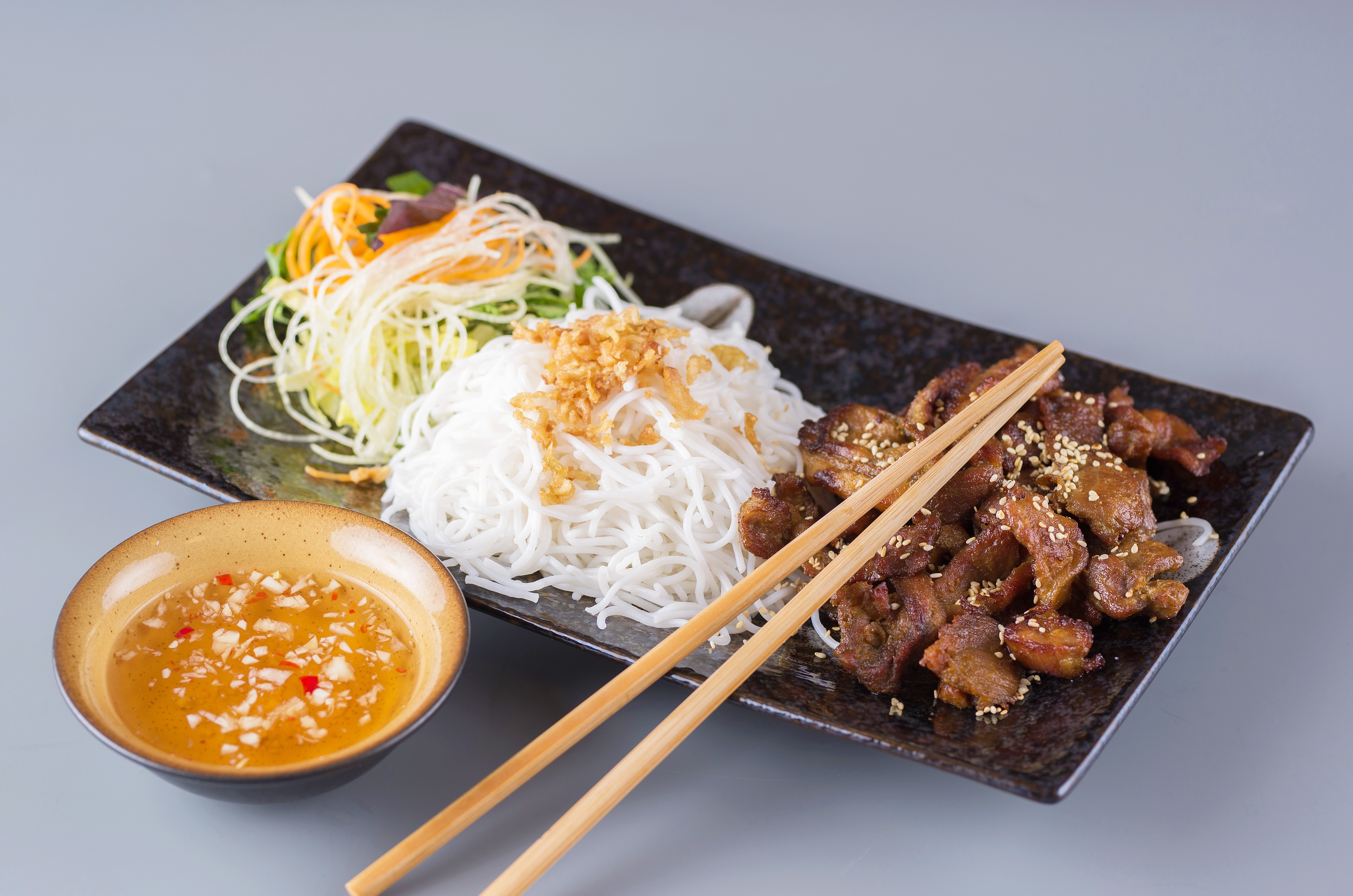 BÚN CHẢ - Grilované vepřové maso s kulatými
                        rýžovými nudlemi a rybí omáčkou - asijská restaurace VT6