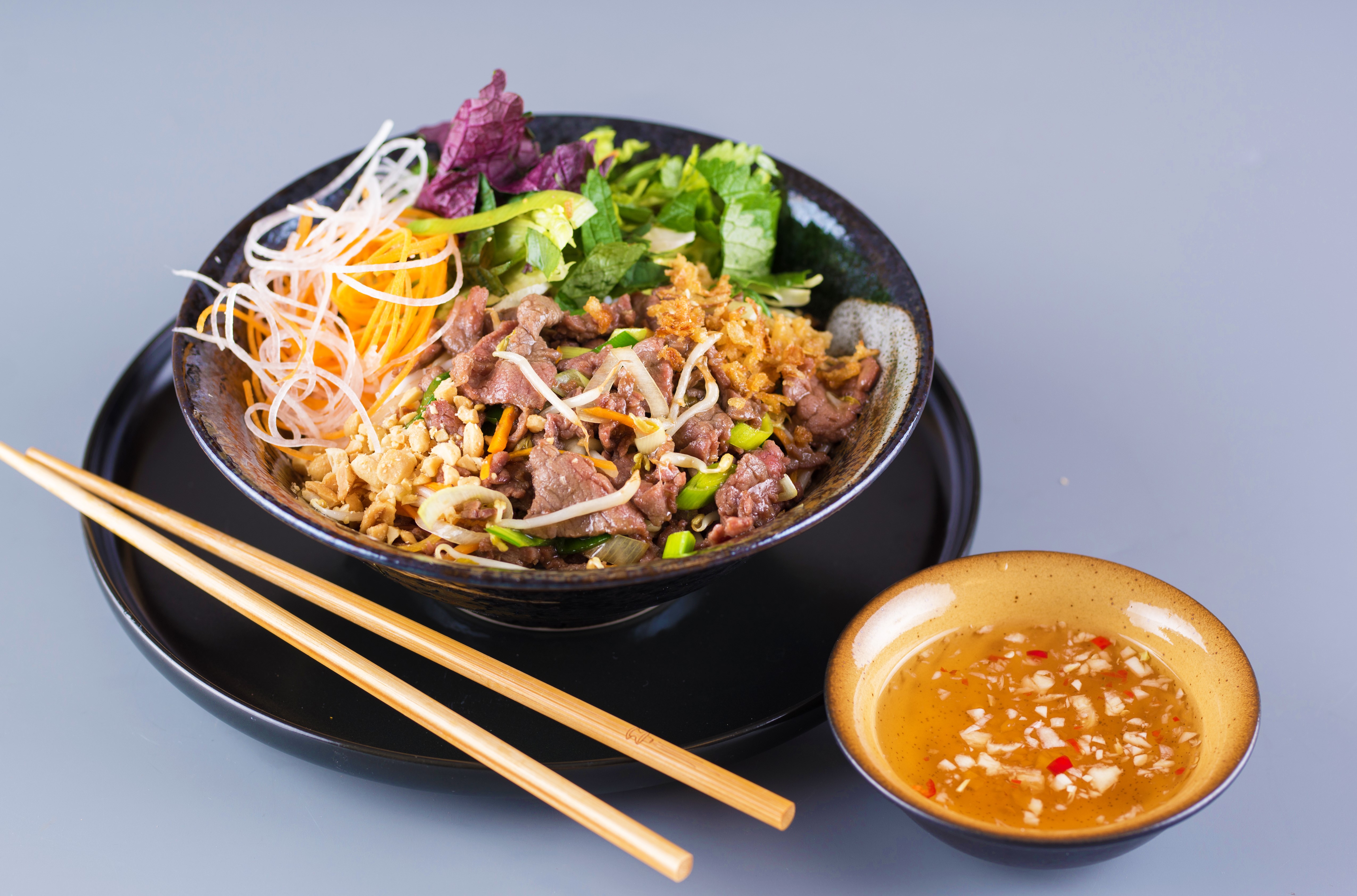 BÚN BÒ NAM BỘ - Kulaté rýžové nudle s hovězím masem na česneku
                        a rybí omáčkou - asijská restaurace VT6